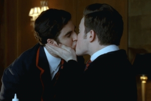 Kurt and Blaine finally kiss on
