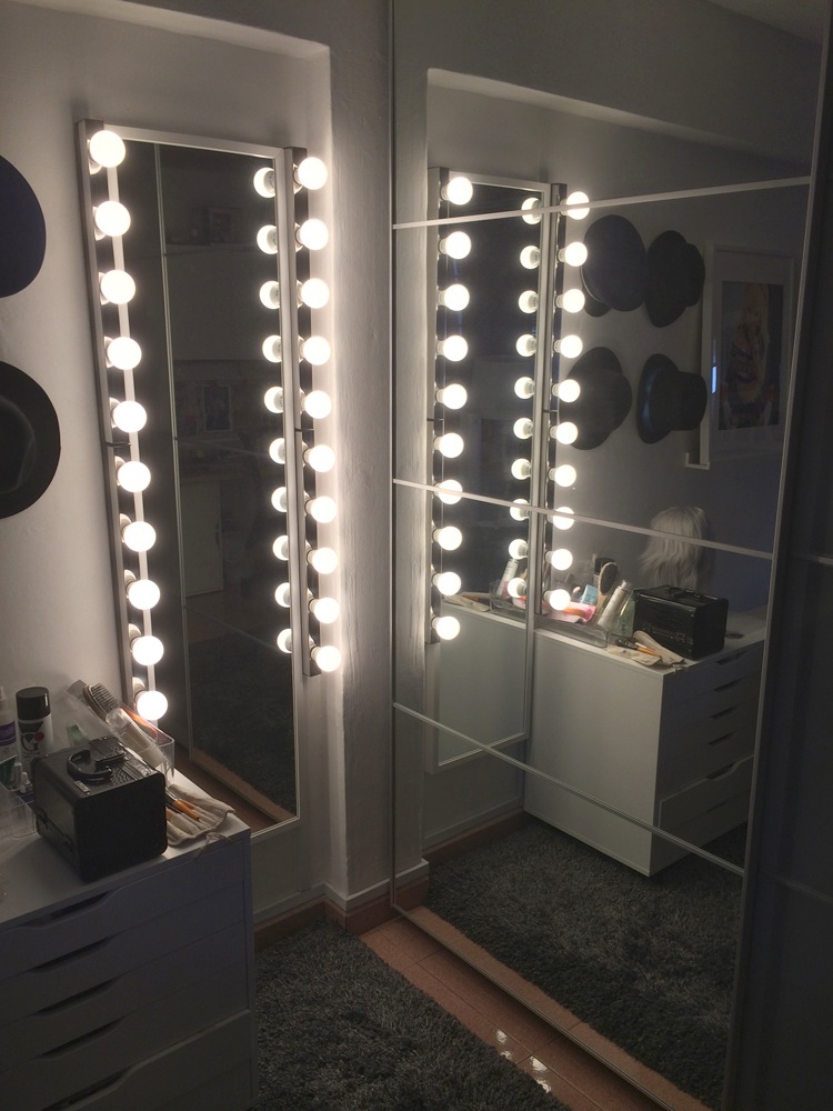 At the corner of my room is two full length mirrors. Prior to the revamp of my room, I only got a little mirror behind my wardrobe. One of the mirrors has lights that are really bright. It is the same as those used in the make-up room in the theater. My female friends often joke that this corner of my room does not look like a room of a guy. :D