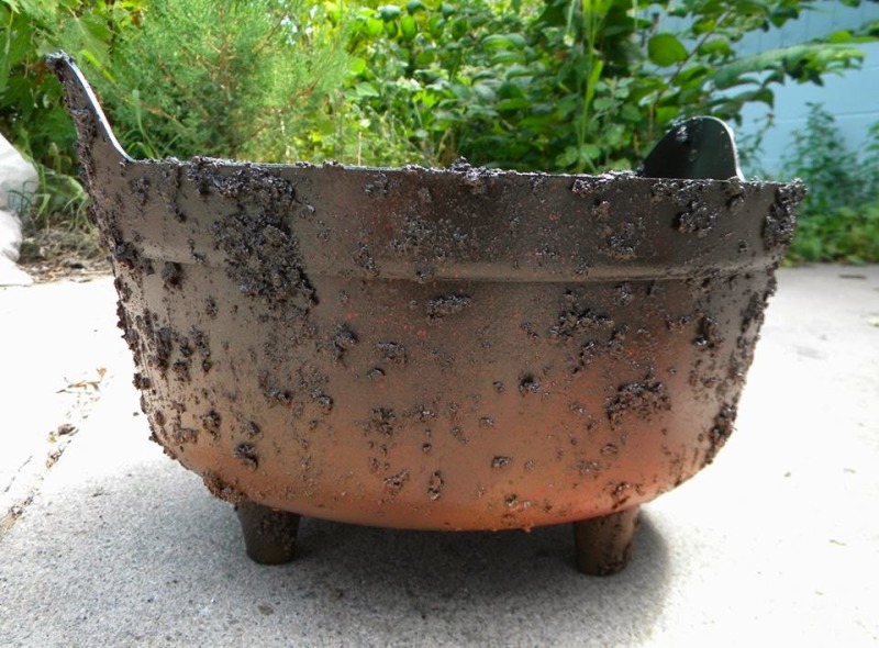 Rusting the plastic Cauldron