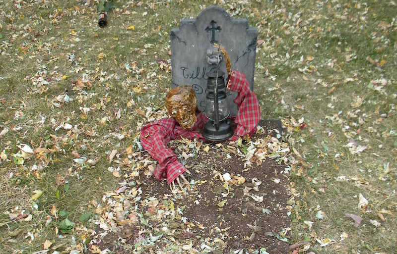 use a towel to make a grave