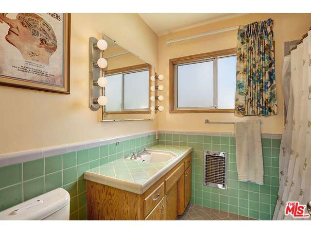 vintage bathroom 1