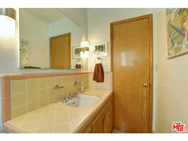 vintage bathroom 2
