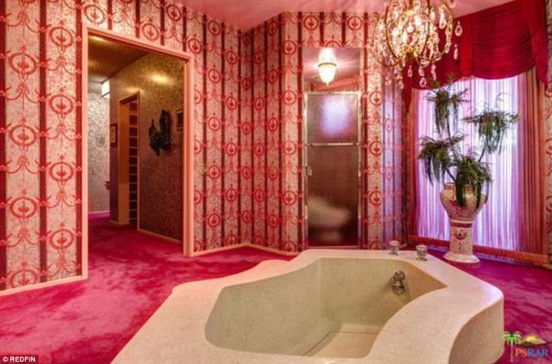 vintage-palm-springs-pink-bathroom