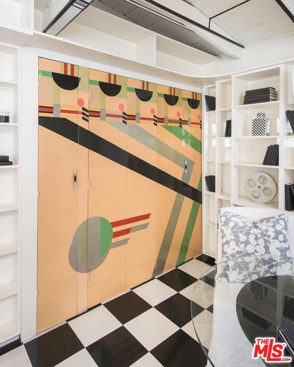 the most 80s room of all time 4
