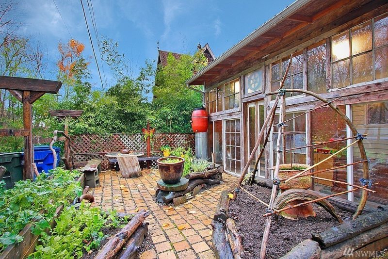 This Seattle home comes with a three-story treehouse built into the deck