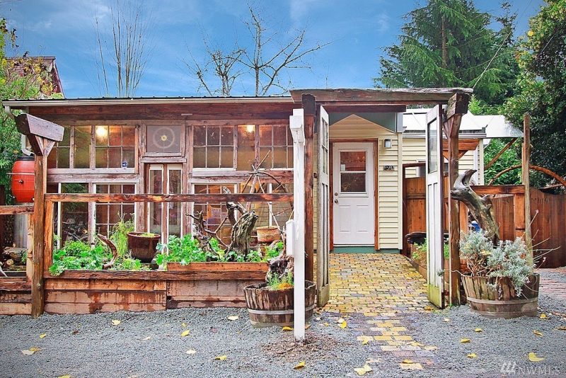 This Seattle home comes with a three-story treehouse built into the deck