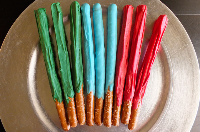 https://offbeathome.com/wp-content/uploads/2017/12/star-wars-lightsaber-pretzels-step6.jpg