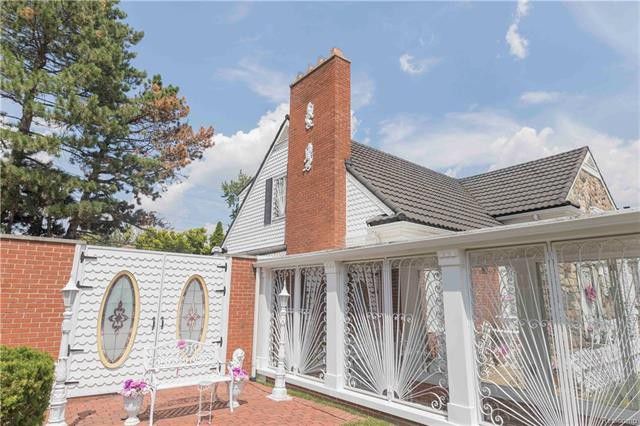 This seriously eccentric house for sale is straight out of our becoming-a-wild-weird-aunt dreams