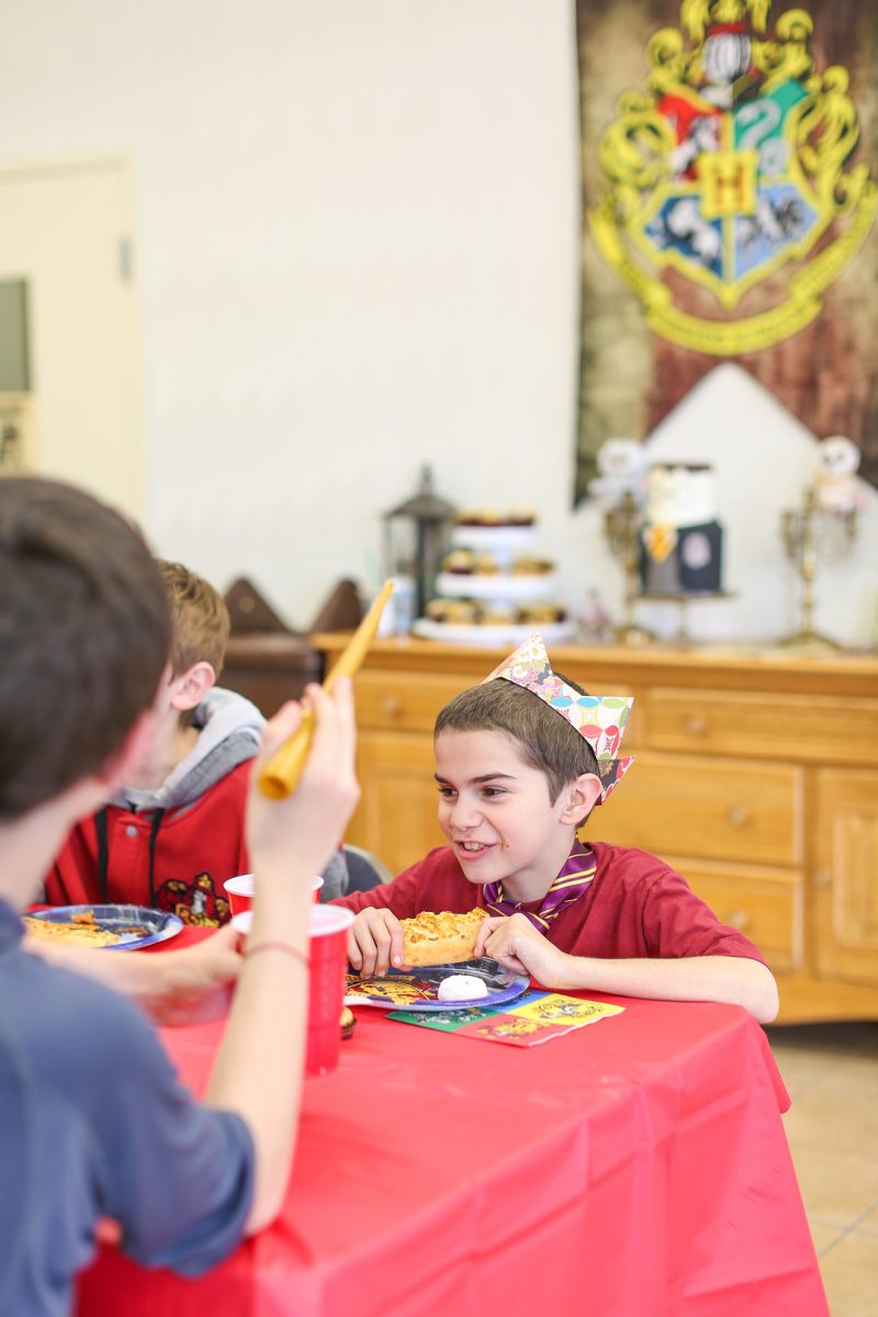 We are STUPEFIED by this Harry Potterphile birthday party with the most magical cake ever