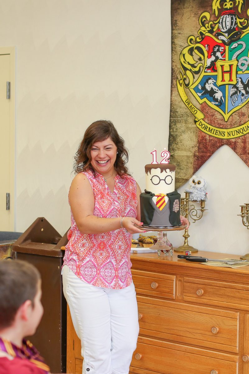 We are STUPEFIED by this Harry Potterphile birthday party with the most magical cake ever