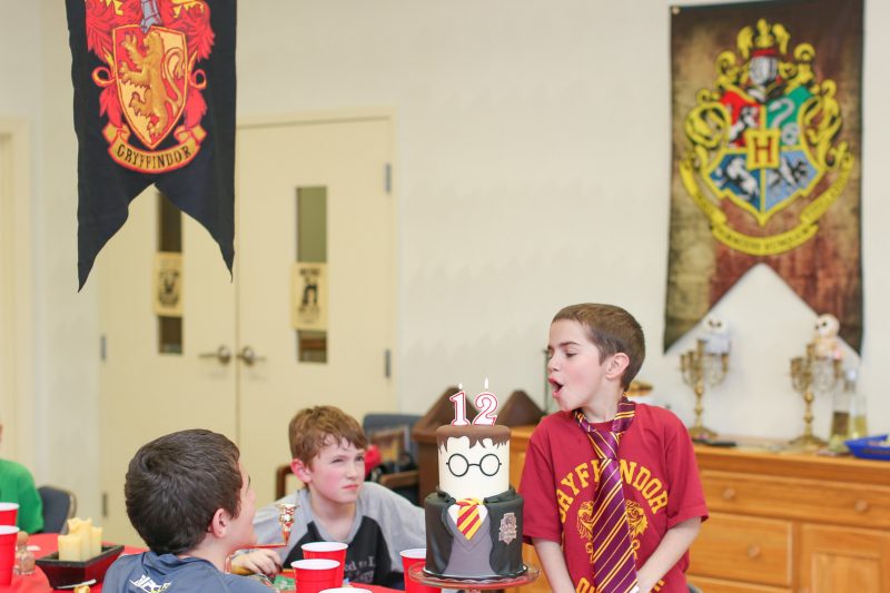 We are STUPEFIED by this Harry Potterphile birthday party with the most magical cake ever