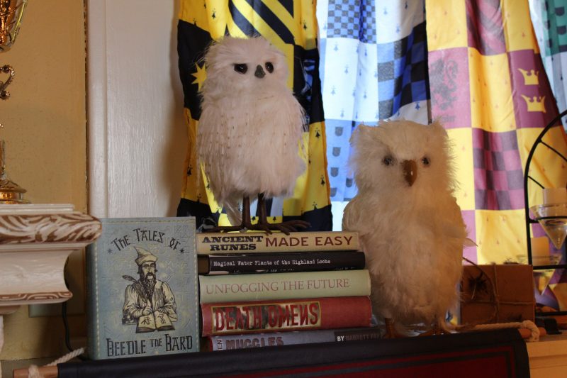 Don your handknit sweaters for this spectacular Harry Potter Christmas decor